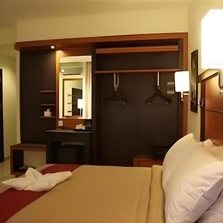 Travello Hotel Manado Exterior photo