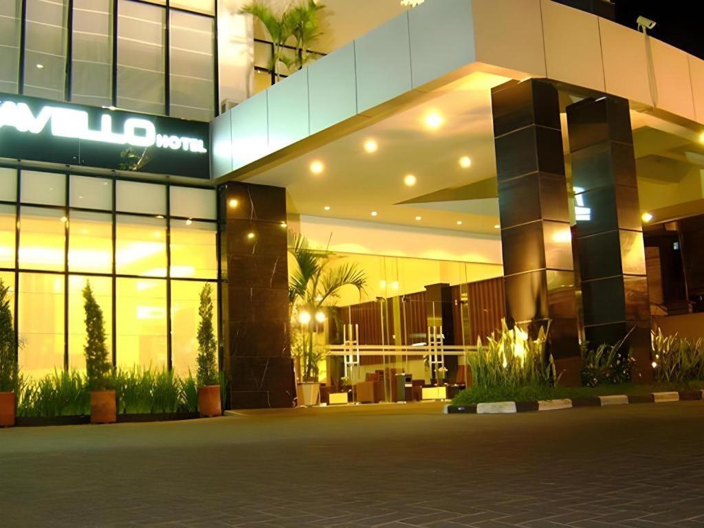 Travello Hotel Manado Exterior photo