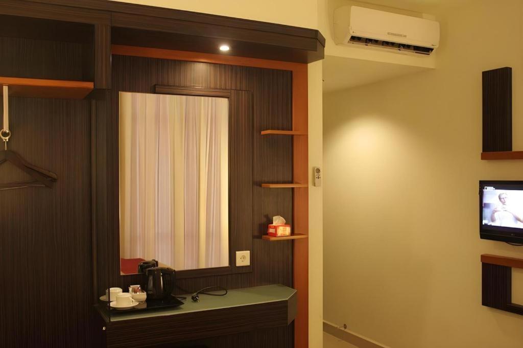 Travello Hotel Manado Exterior photo