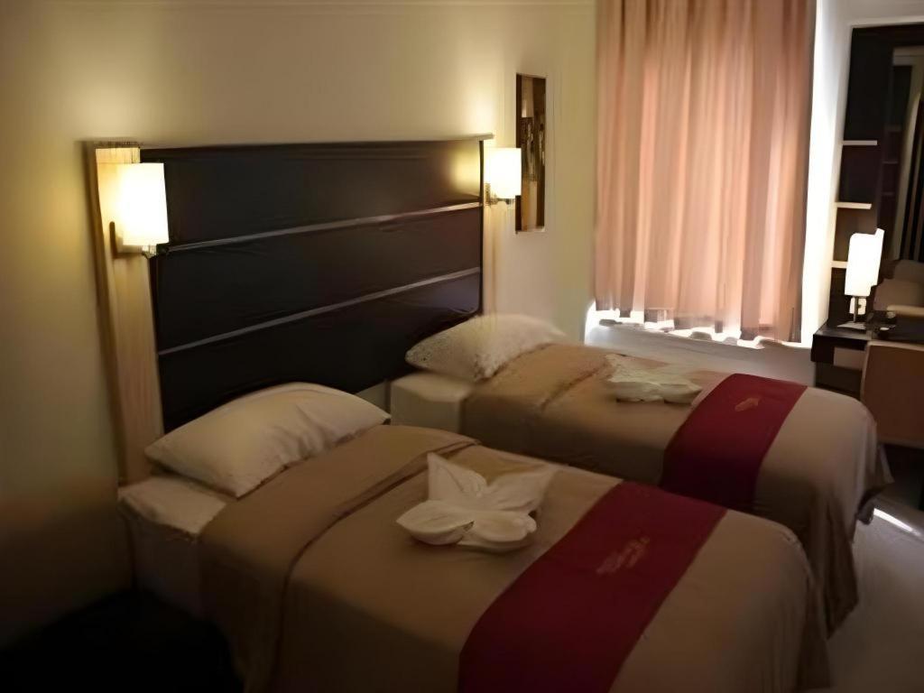 Travello Hotel Manado Exterior photo