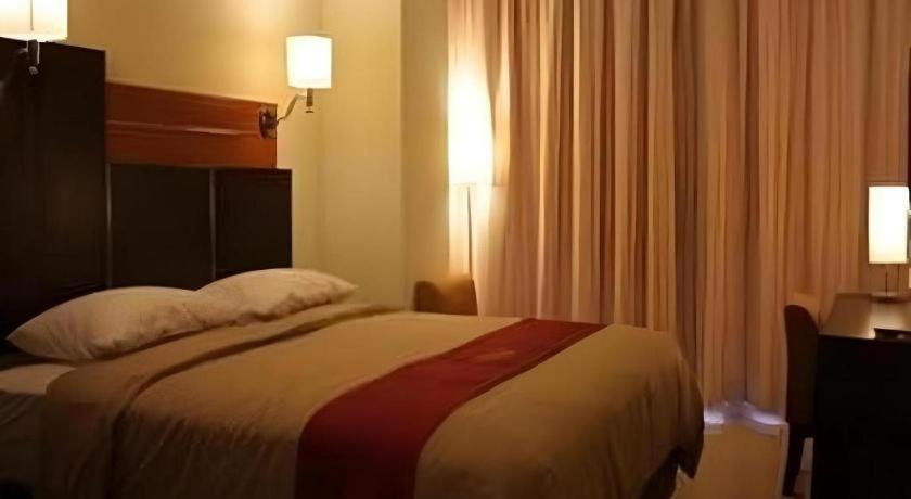 Travello Hotel Manado Exterior photo