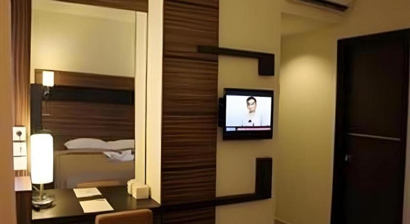 Travello Hotel Manado Exterior photo