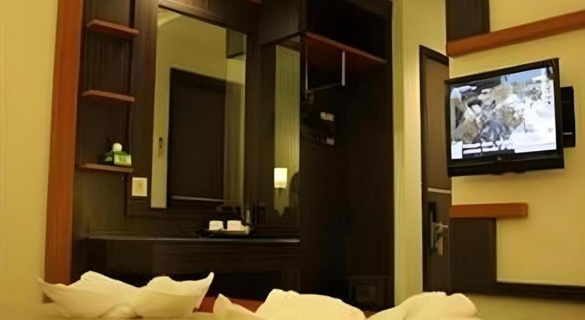 Travello Hotel Manado Exterior photo