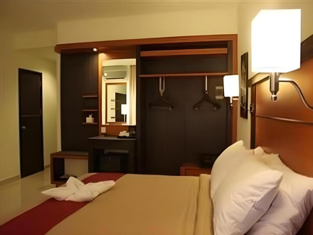 Travello Hotel Manado Exterior photo