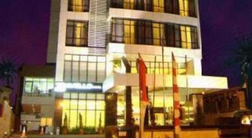 Travello Hotel Manado Exterior photo