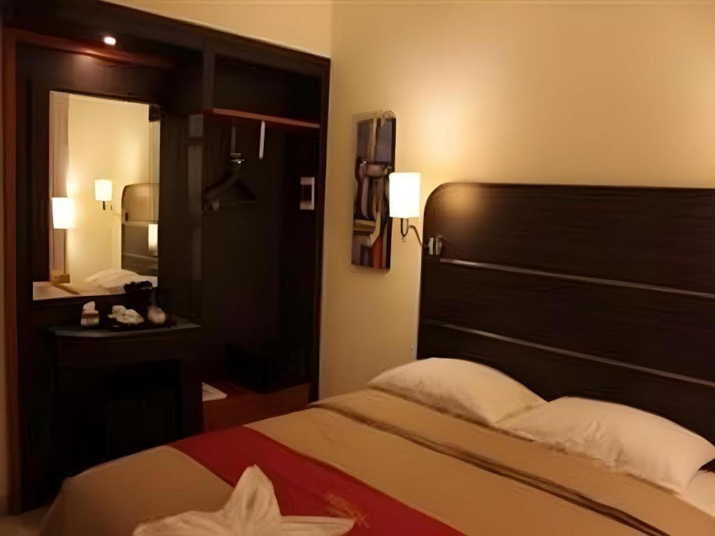 Travello Hotel Manado Exterior photo