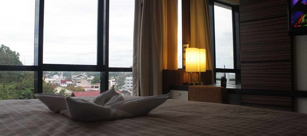 Travello Hotel Manado Exterior photo